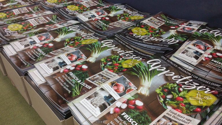 Gestapelte Exemplare der ersten Ausgabe des Genuss-Magazins Appetizer. Projekt des Textquartier Marius von der Forst.