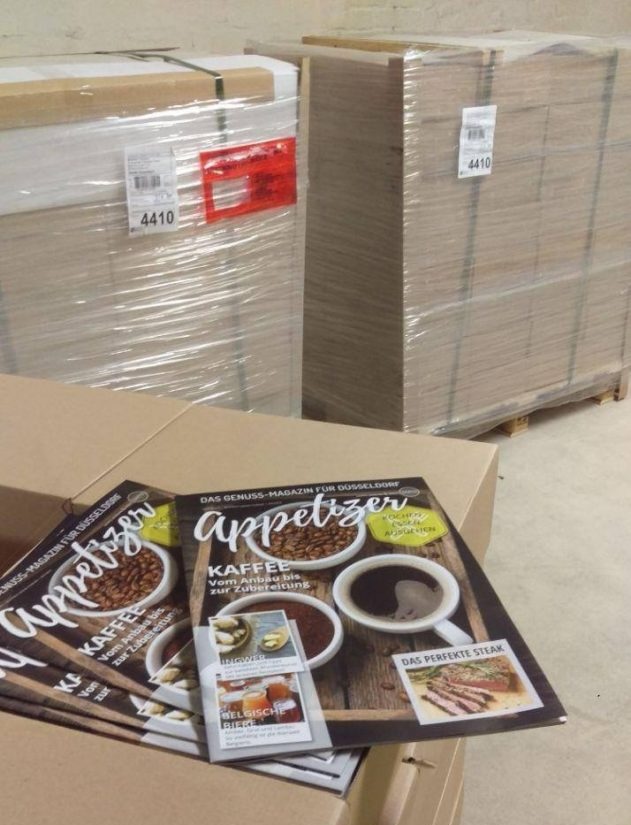 Paletten mit verpackten Exemplaren der Ausgabe 4 des Genuss-Magazins Appetizer in Lagerhalle. Projekt: Appetizer - Das Genuss-Magazin für Düsseldorf beim Textquartier Marius von der Forst.