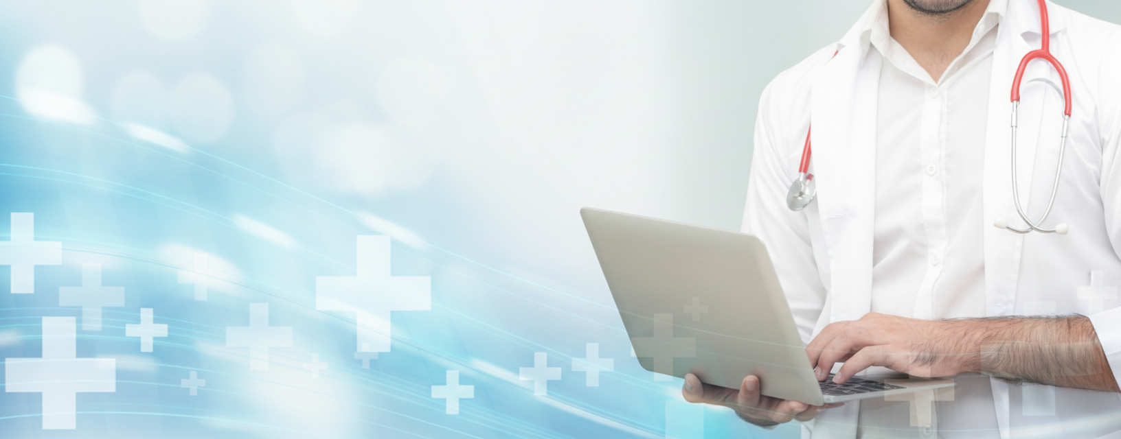 Arzt mit Stethoskop arbeitet am Notebook. CMS-Betreuung und Lektorat für Healthcare-Texte beim Textquartier Marius von der Forst.