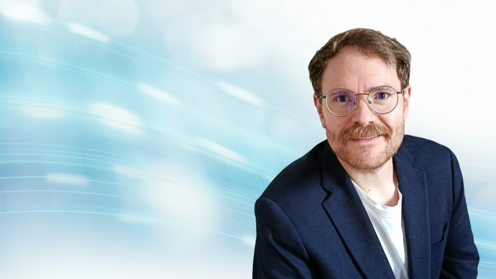 Marius von der Forst, Experte für Content-Erstellung zu Verbraucherthemen, vor einem modernen Hintergrund.