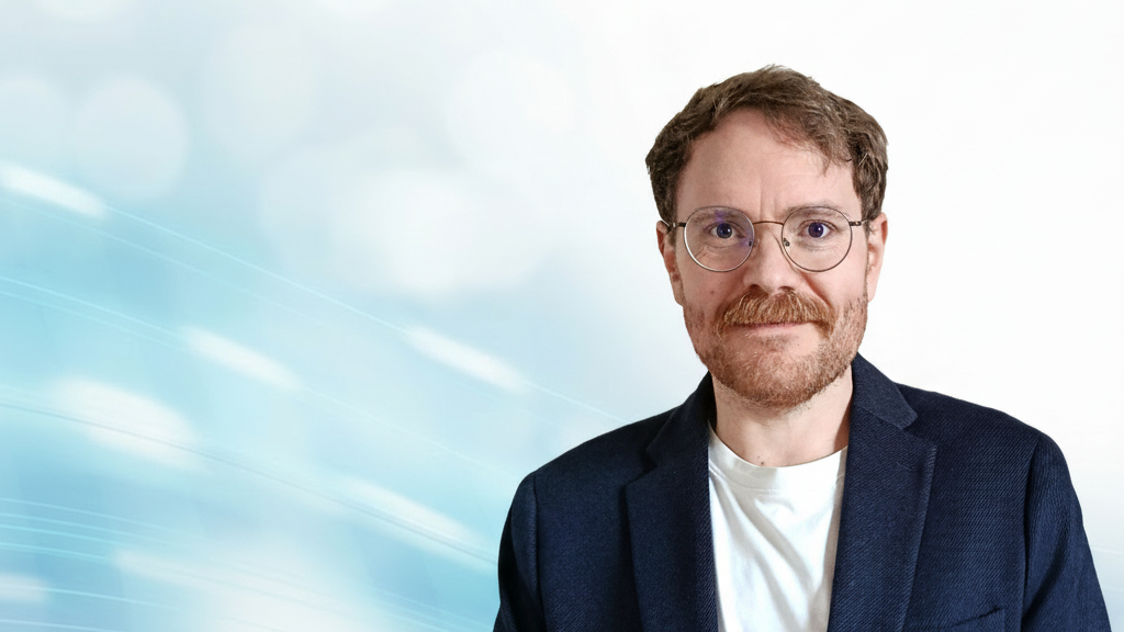 Marius von der Forst, Texter und Redakteur für IT- und Technologie-Content sowie Inhaber vom Textquartier. Professionelles Porträt vor farbigem Hintergrund.