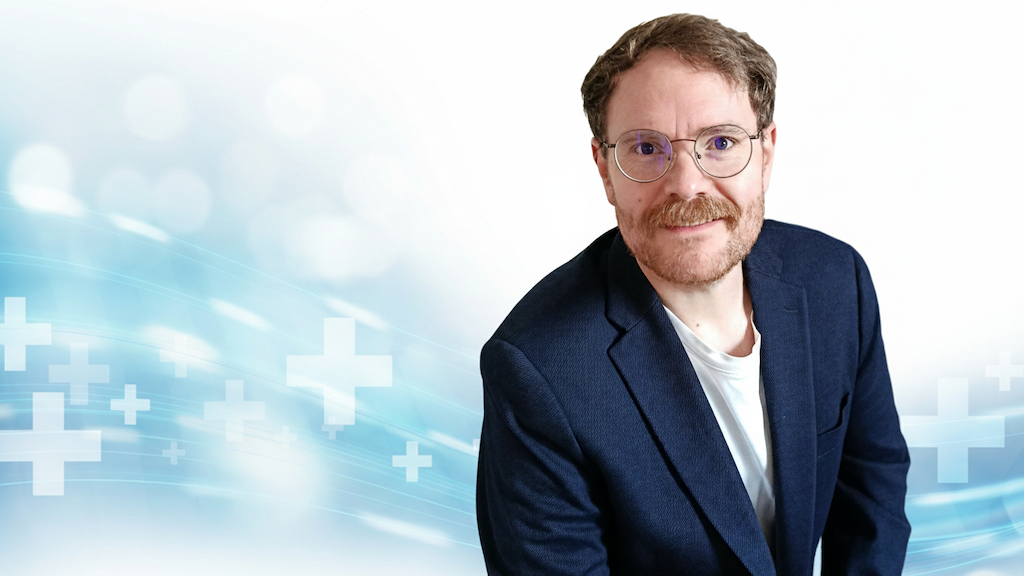 Marius von der Forst, Inhaber des Textquartiers, seit 2007 Experte für Content-Strategie und professionelle Textarbeit. Porträt vor modernem Hintergrund.