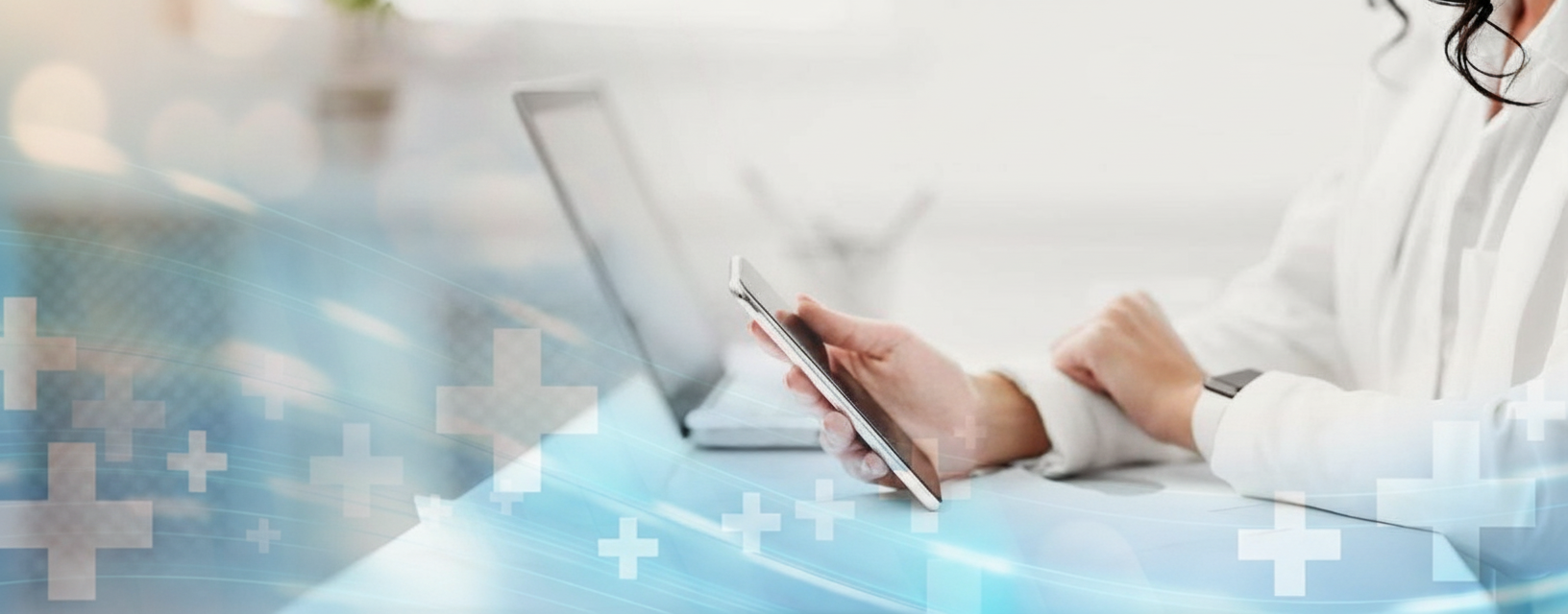 Ärztin nutzt Smartphone und Laptop – E-Mails / Newsletter lesen im Gesundheits-Bereich