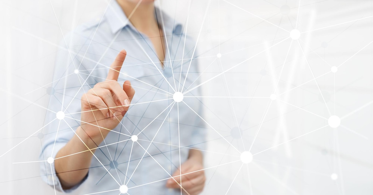 Person tippt auf ein vernetztes Datenschema, Symbolbild für Schema.org für Healthcare-Websites und SEO-Optimierung beim Textquartier Marius von der Forst.