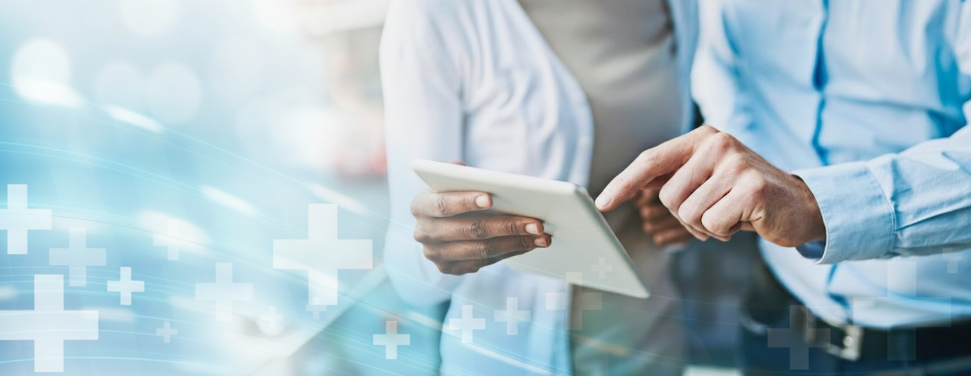 Zwei Personen betrachten Inhalte auf einem Tablet in einer Healthcare-Umgebung. Content-Strategie für das Gesundheitswesen beim Textquartier Marius von der Forst.